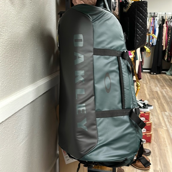 Oakley 70l road trip bag/backpack. NWT - Picture 2 of 9
